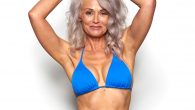 Kathy Jacobs modelul de 56 de ani care s-a fotografiat in costum de baie